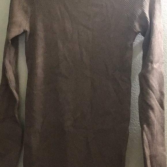 A ribbed turtleneck dress - Picture 3 of 4